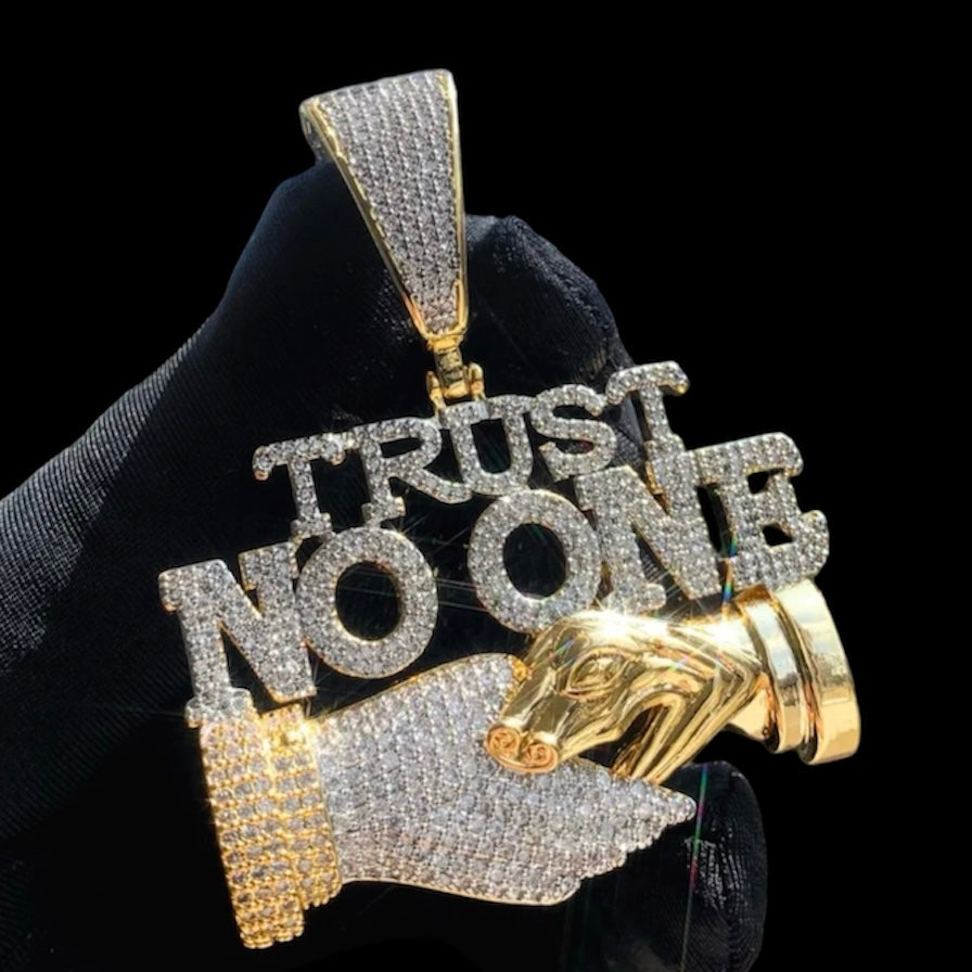 Pendentif Iced Out "Ne faites confiance à personne"