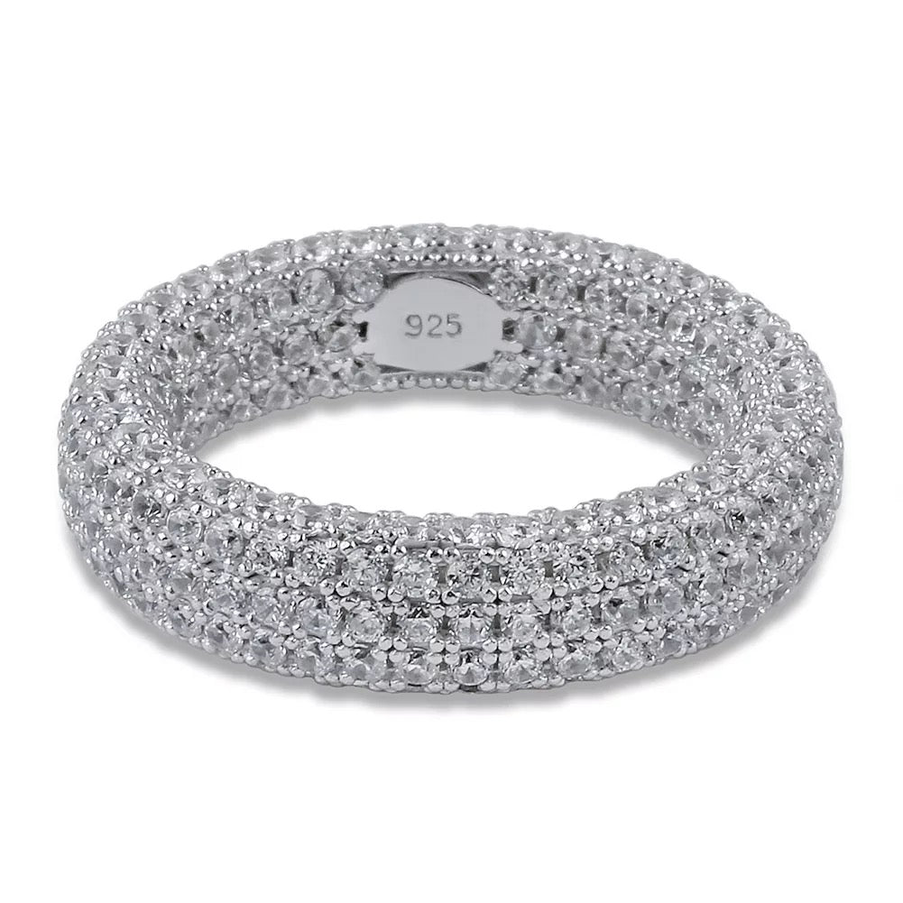 Bague en argent massif entièrement glacée