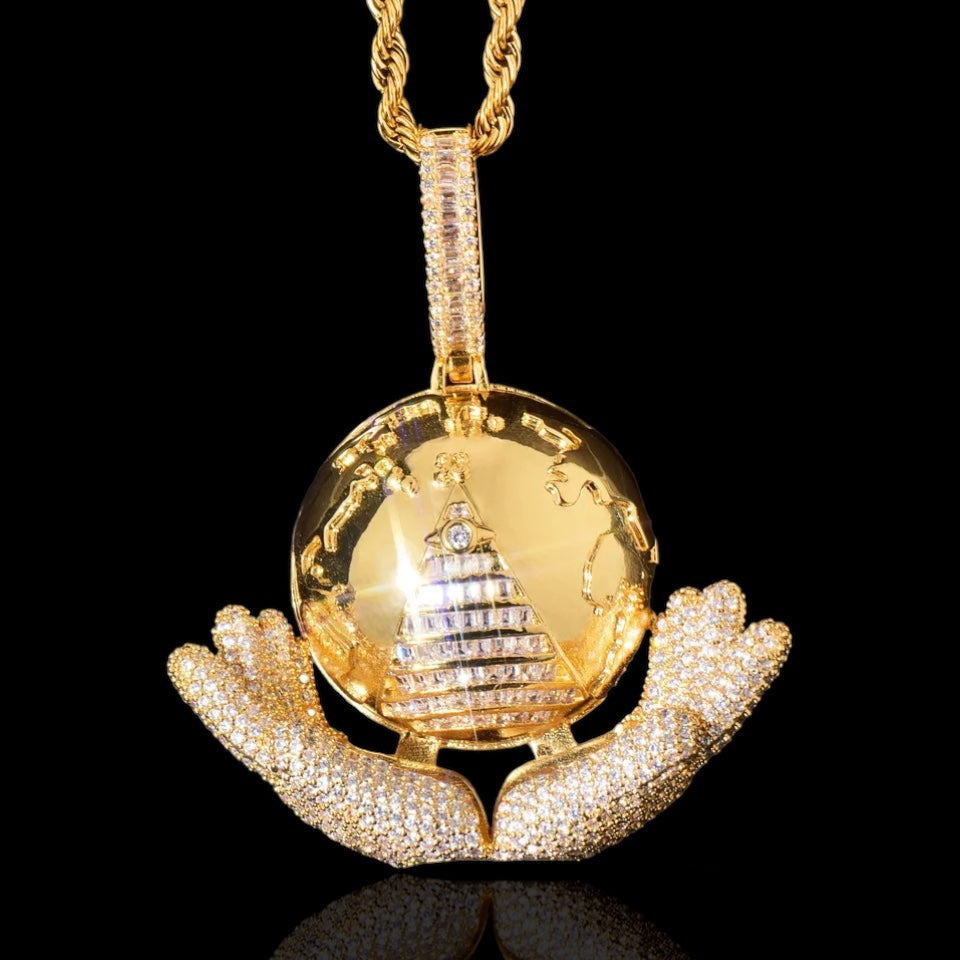 Globe dans les mains Pendentif