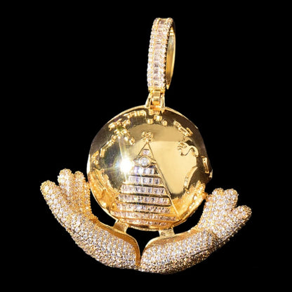 Globe dans les mains Pendentif