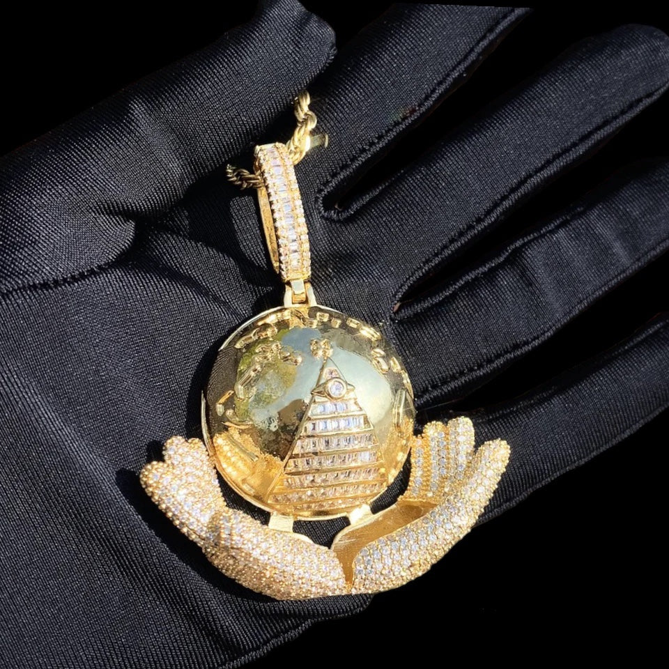 Globe dans les mains Pendentif
