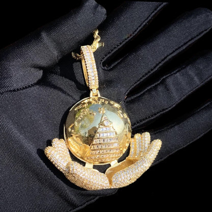 Globe dans les mains Pendentif