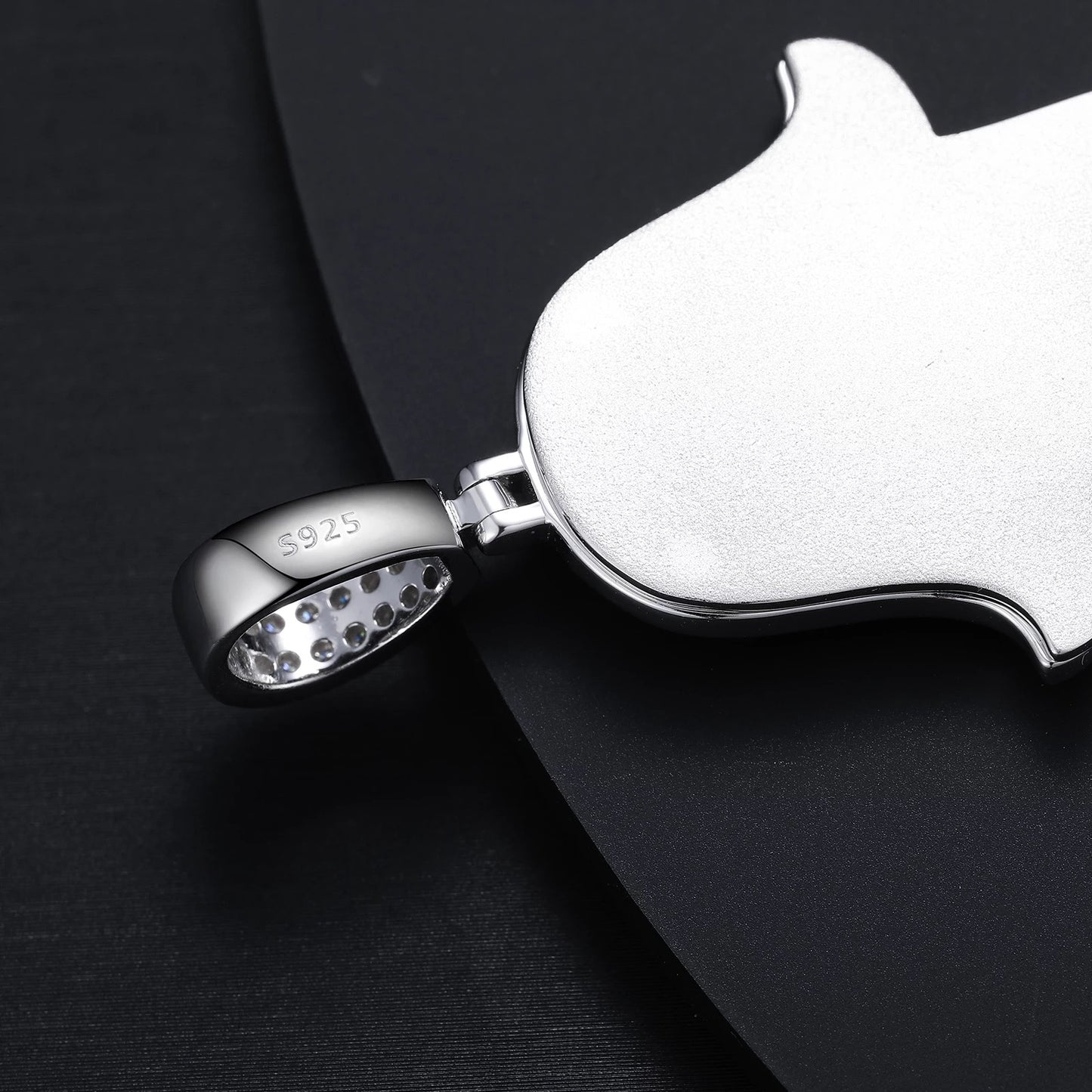 Main Hamsa en argent phosphorescent avec diamants Moissanite