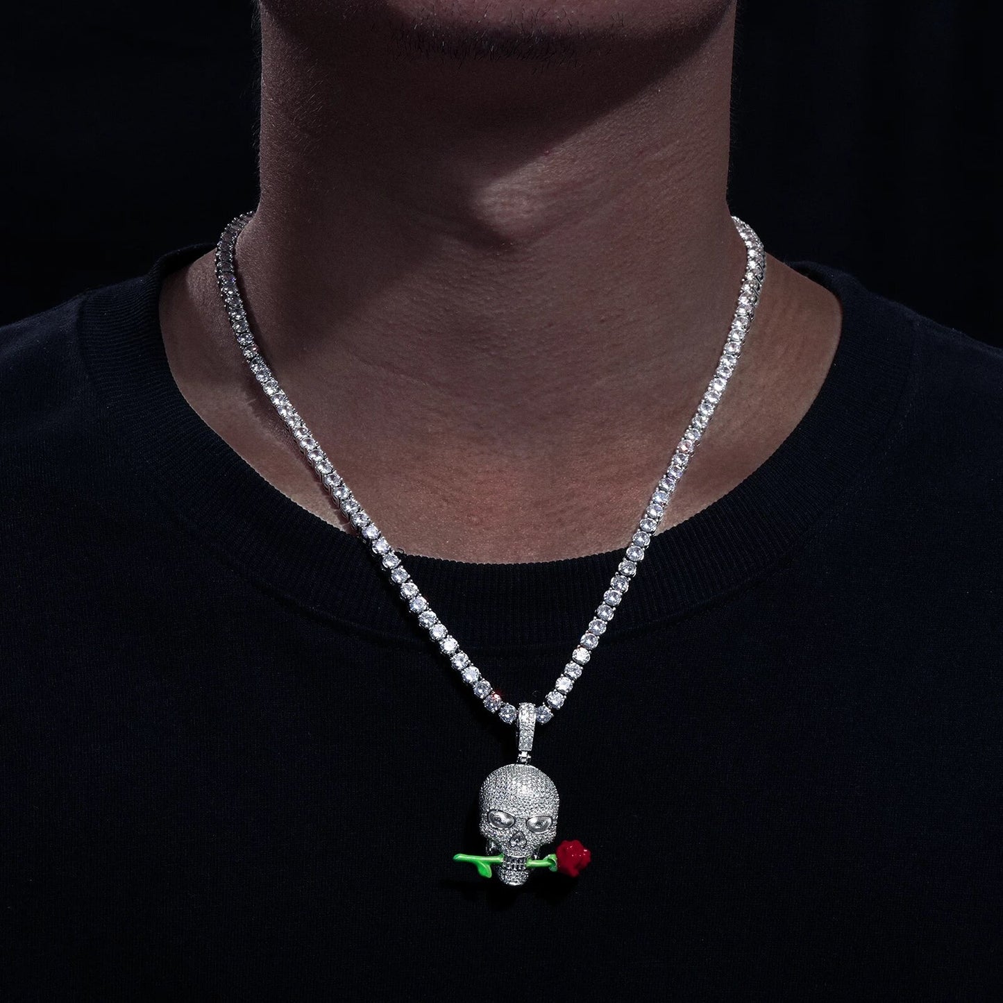 Crâne de diamant en argent moissanite avec rose