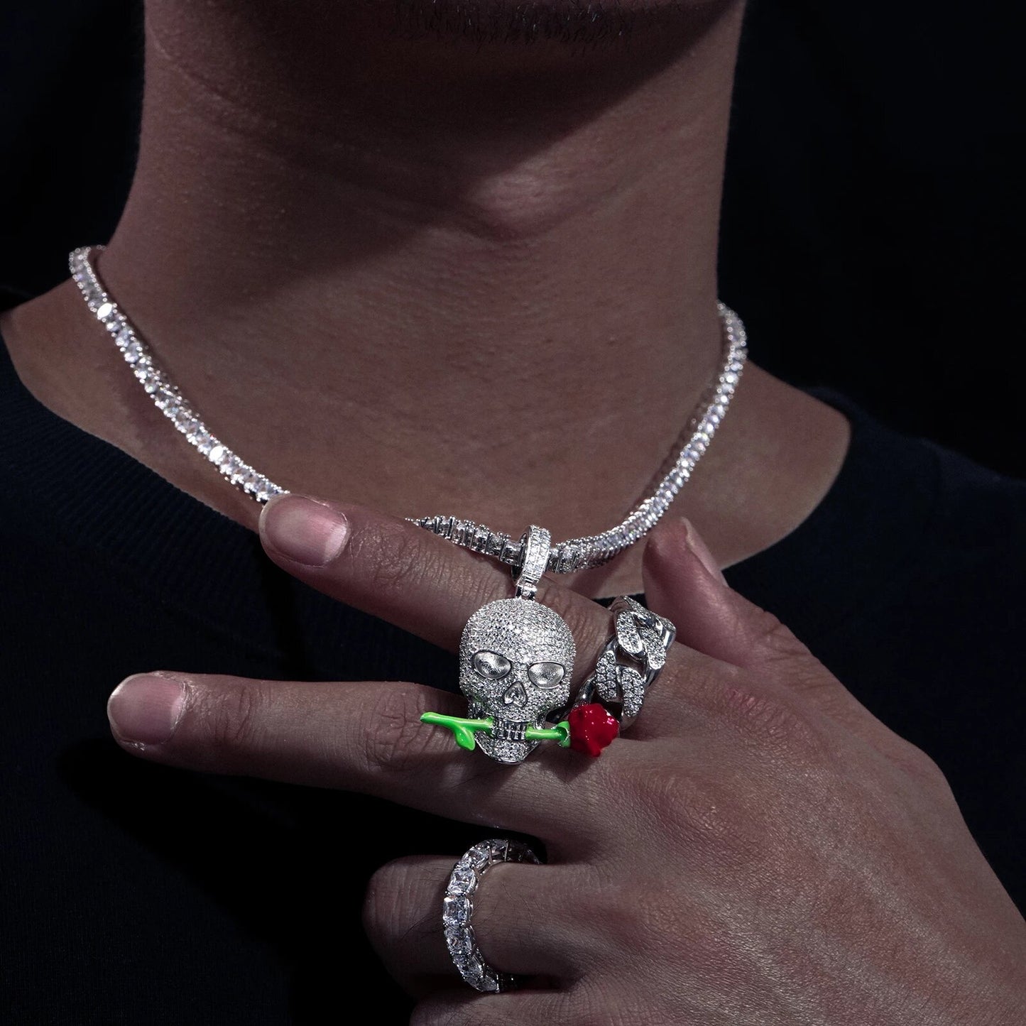 Crâne de diamant en argent moissanite avec rose