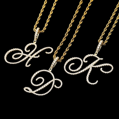 Pendentif lettre de style cursif glacé