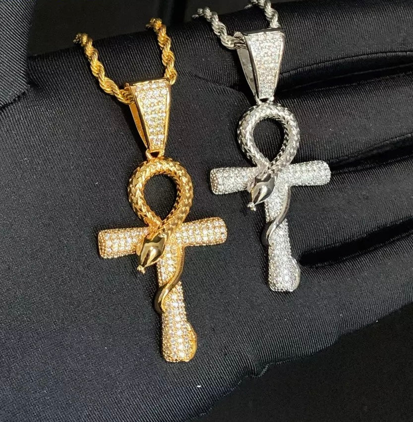 Pendentif Croix Ankh Iced Out Plaqué Or Avec Serpent