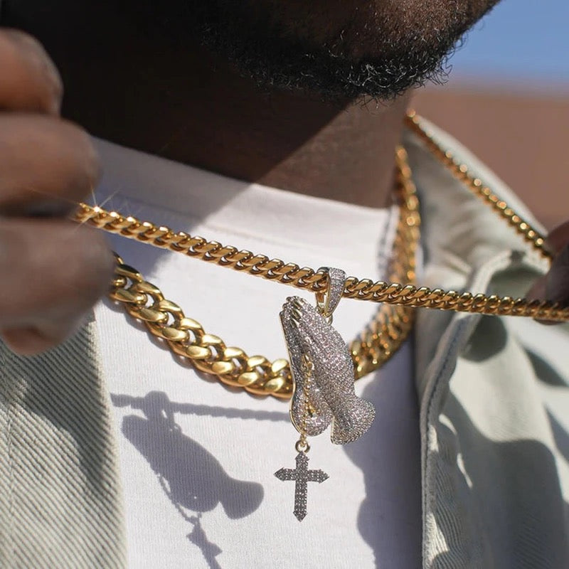 Pendentif mains en prière glacé
