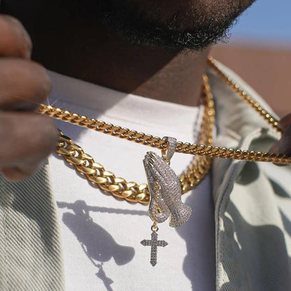Pendentif mains en prière glacé