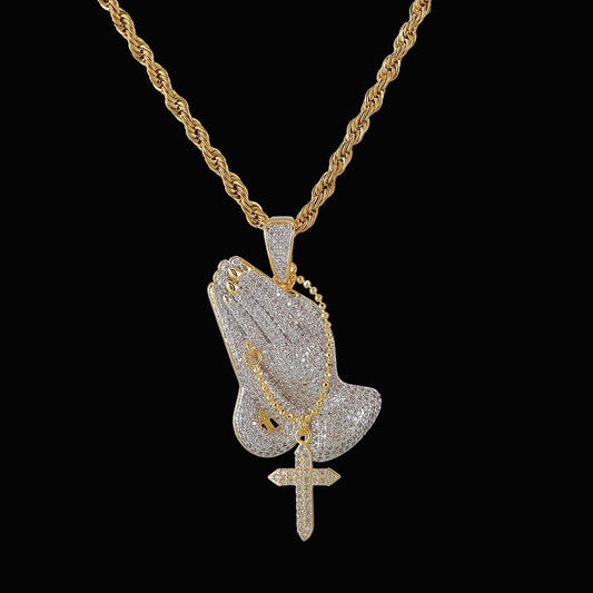 Pendentif mains en prière glacé