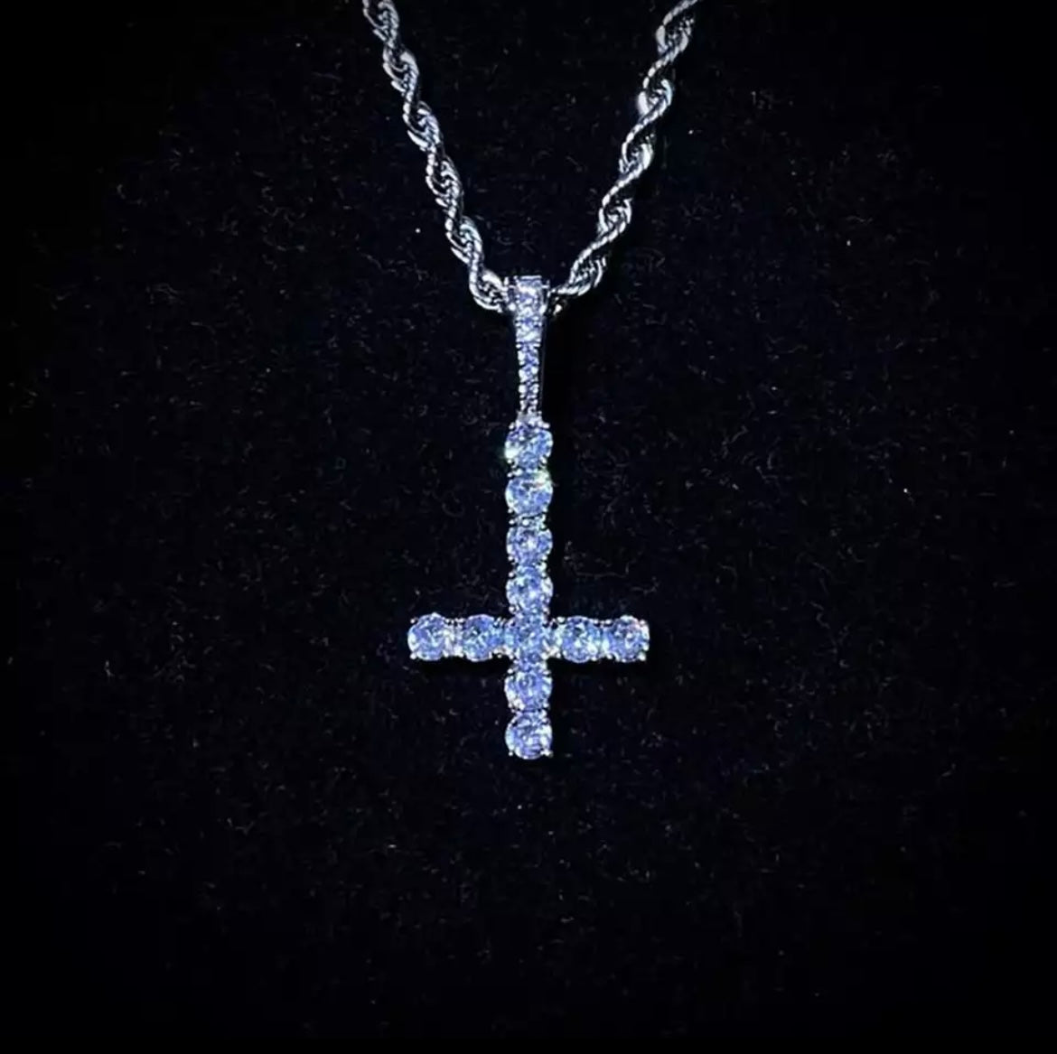 Pendentif croix de tennis glacé inversé