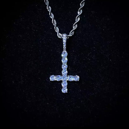 Pendentif croix de tennis glacé inversé