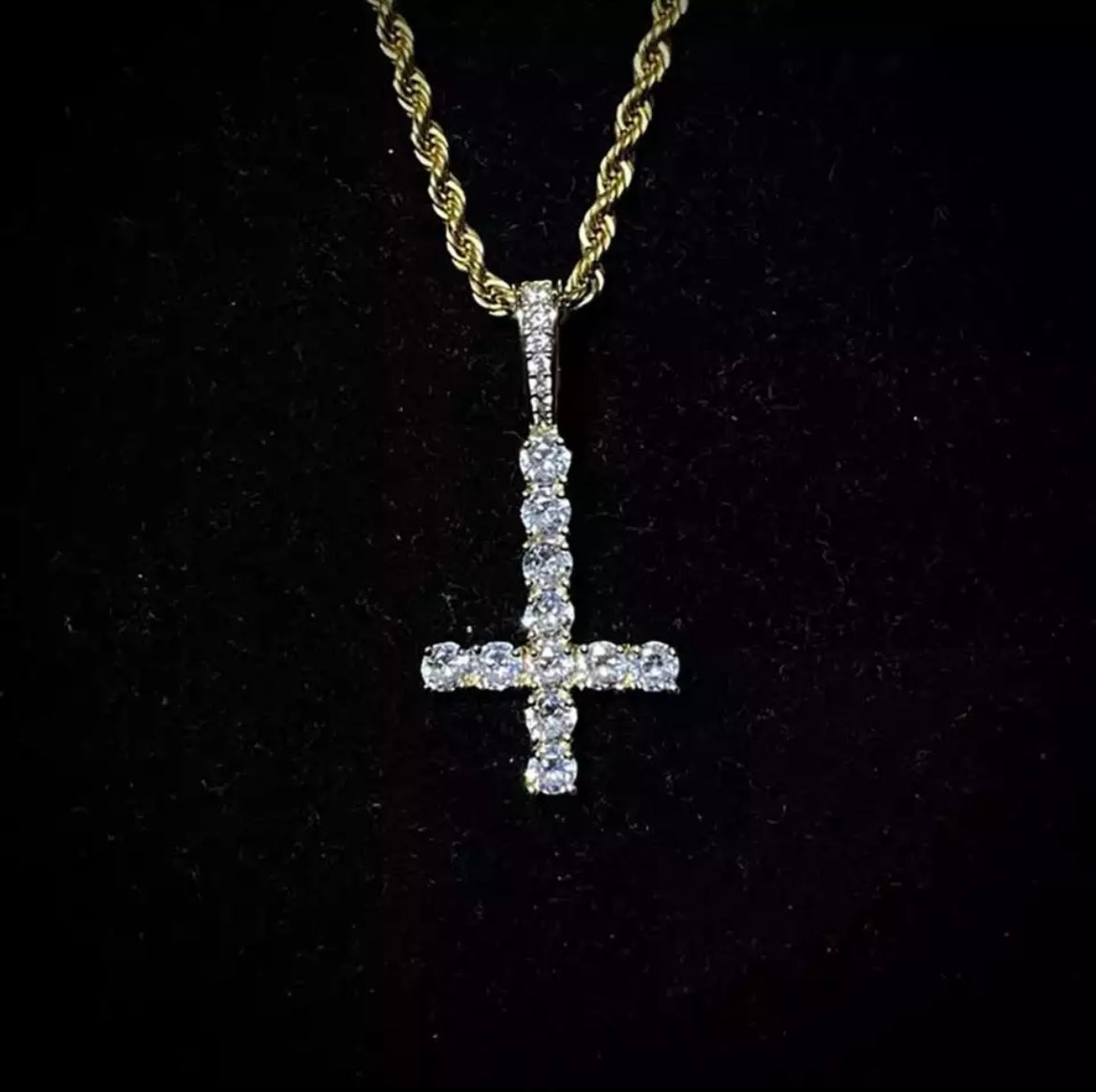 Pendentif croix de tennis glacé inversé